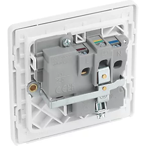 British General Evolve 13A 1-Gang SP Switched Socket Pearlescent White with White Inserts 5 British General Evolve 13A 1-Gang SP Switched Socket Pearlescent White with White Inserts - Image 5